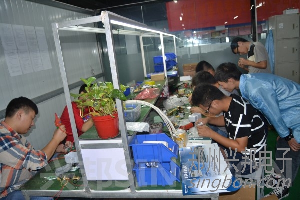 總部技術人員在指導